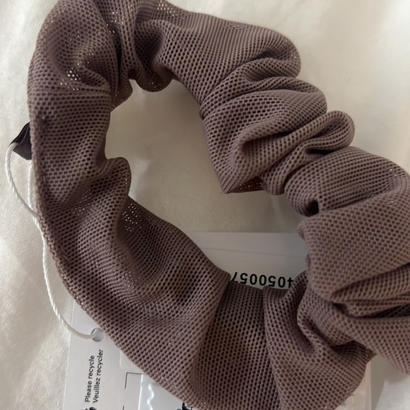 Lululemon Uplifting Scrunchie Mesh NWT O/S Color MYMC Misty Mocha - Picture 6 of 6